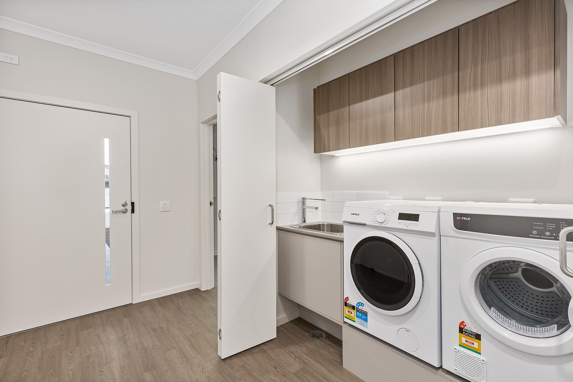09 jillian street cranbourne laundry and entry